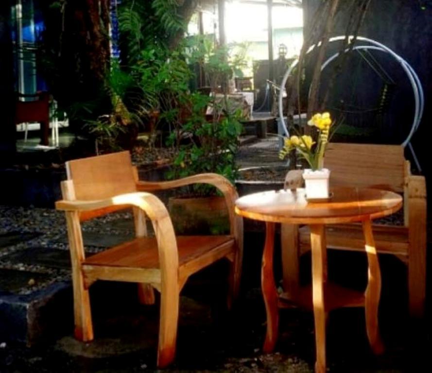 The Old Car Guesthouse Chiang Mai Exterior photo