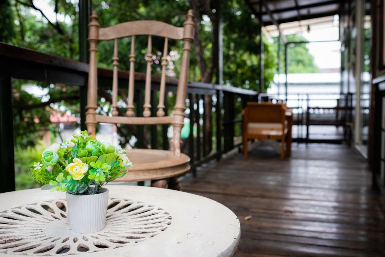 The Old Car Guesthouse Chiang Mai Exterior photo